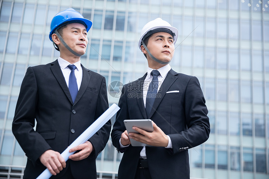 构筑未来 一位男性工程师在建筑工程中的成长与实践